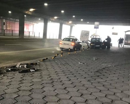 Катастрофа в подлеза на Гладстон! Шофьор се качи на тротоара, отнесе колчетата