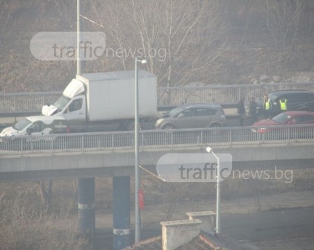 Катастрофата на надлез Родопи стана верижна, има пострадал СНИМКИ