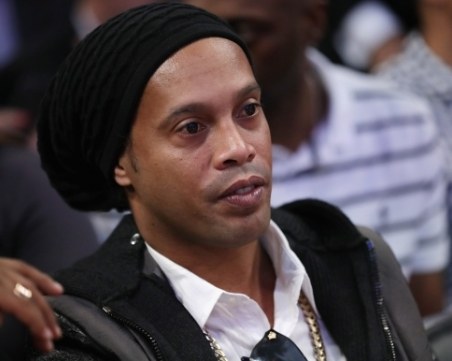 Магьосникът Роналдиньо сложи край на кариерата си ВИДЕО