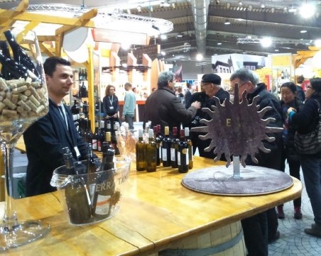 Показват единствения в света бял коняк в Пловдив