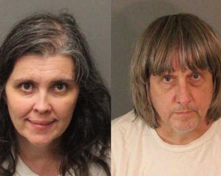 Родителите, които държали оковани децата си, симулирали съвършен живот