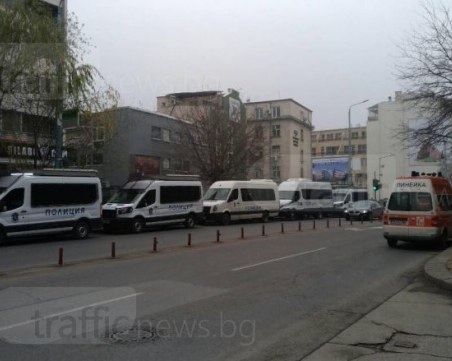 Пет полицейски буса пред съда разбуниха духовете в центъра
