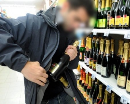 Апаш задигна скъп алкохол от магазин в Кючука, друг пък сви портфейл на продавачка