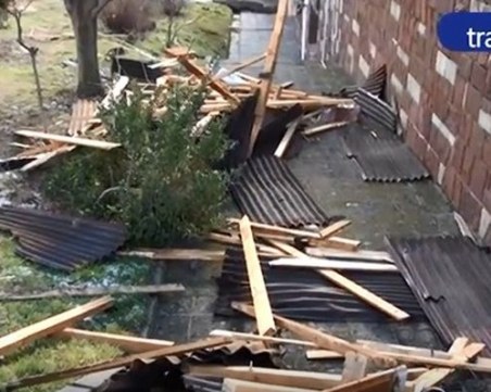 Изкараха учениците на Карлово от училищата! Строшени витрини на магазини зеят навсякъде ВИДЕО