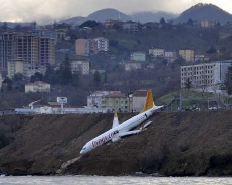 Изтеглиха самолета, който едва не се приземи в Черно море ВИДЕО