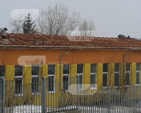 Силният вятър отнесе покрив на училище в Карлово, обявяват частично бедствено положение СНИМКИ и ВИДЕО