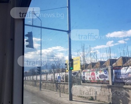 Светофар увисна на Брезовско шосе СНИМКА и ВИДЕО