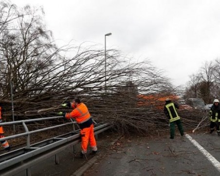 Ураганът обърна камион и помете човек ВИДЕО