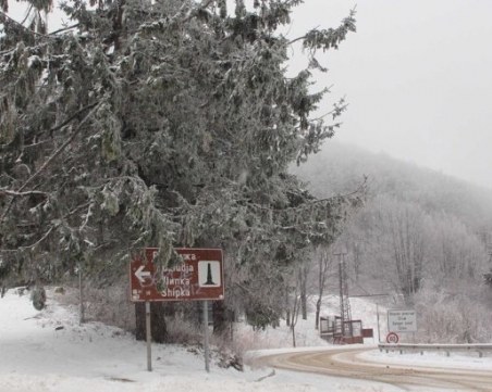 Затвориха и прохода Шипка, свлачище затрупа част от пътя Асеновград – Смолян