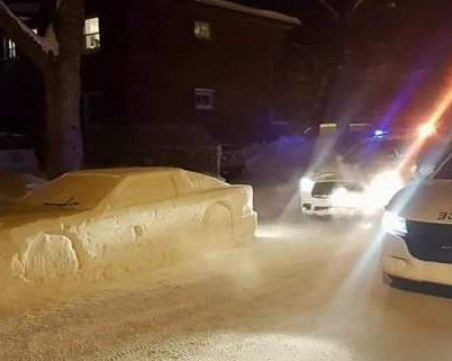Зевзек разиграва пътни полицаи с кола от сняг