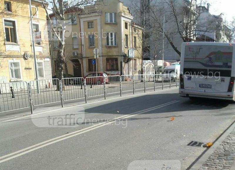 Пловдивчани зъзнат по спирките, автобус ги подминава като малка гара СНИМКА