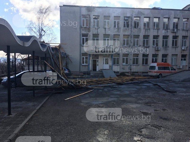 Покрив на болница се стовари върху линейка, обявиха бедствено положение в Карлово ВИДЕО+СНИМКИ