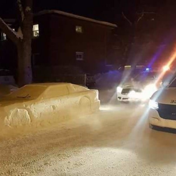 Зевзек разиграва пътни полицаи с кола от сняг