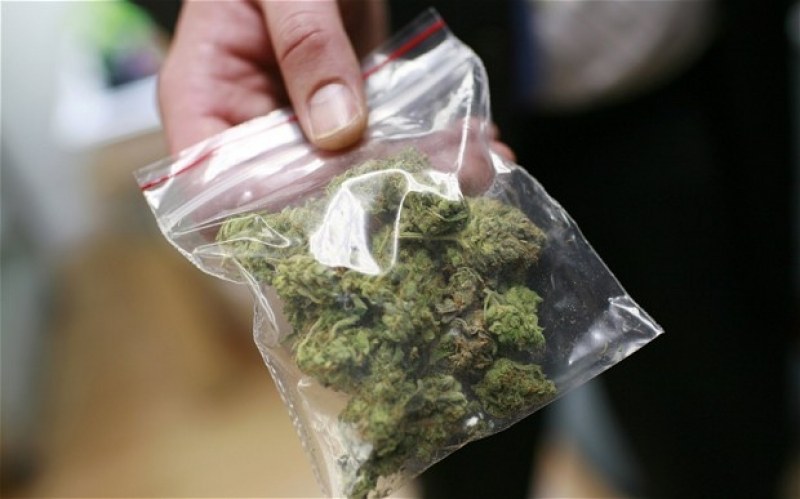 16 топчета марихуана вкараха 18-годишен в ареста