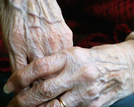 93-годишна пловдивчанка покани двама непознати в дома си, те й задигнаха 3 бона