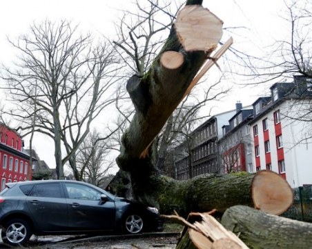 Десет души загинаха при опустошителните бури в Европа СНИМКИ