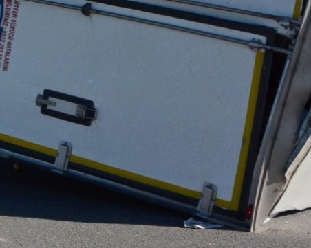 Два камиона се удариха на пътя Пазарджик - Панагюрище