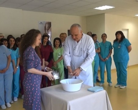 Гинеколози и акушерки отбелязаха голям празник в Пловдив ВИДЕО