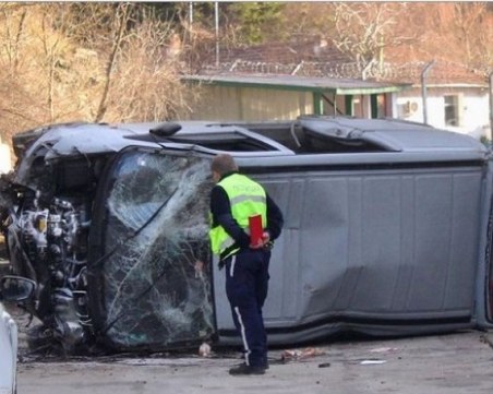 Кола падна от мост и се озова срещу... затвора