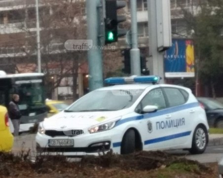 Кола помете пешеходка на булевард 