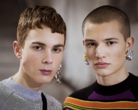 Огромни обеци за мъже – новият хит в света на модата