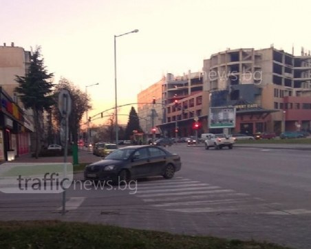 Поразително! Безочлив шофьор завзе пешеходна пътека СНИМКИ