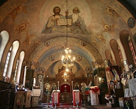Правят стаи за кърмене в църквите у нас