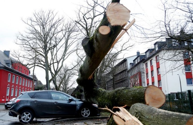 Десет души загинаха при опустошителните бури в Европа СНИМКИ