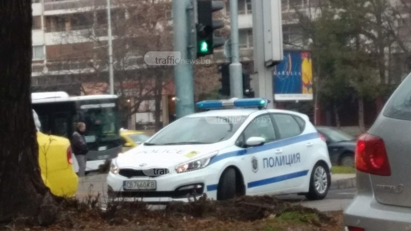 Кола помете пешеходка на булевард 