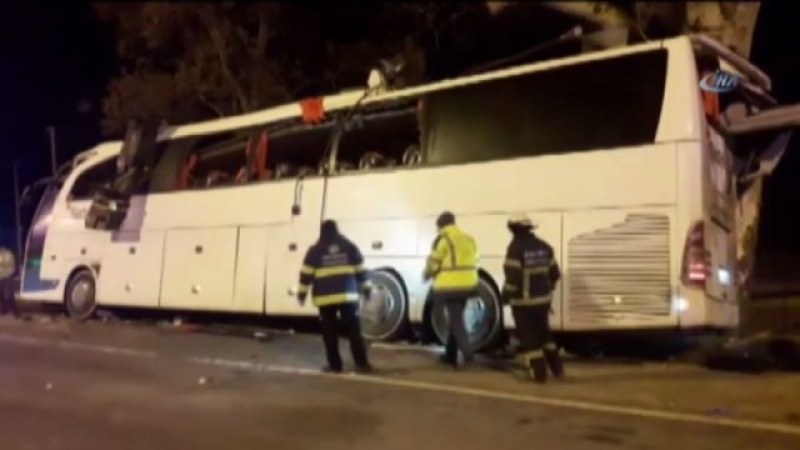 11 души загинаха, а 44 са ранени при зверска катастрофа с автобус