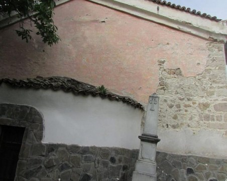 200-годишен храм и паметник на културата се руши от години СНИМКИ