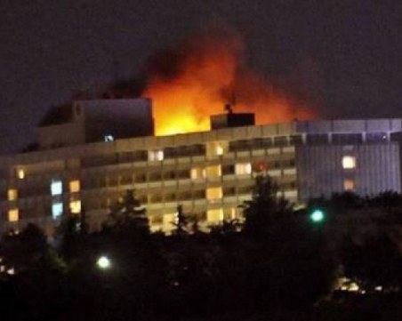 Атака в луксозен хотел в Кабул! Има загинали, нападателите държат заложници