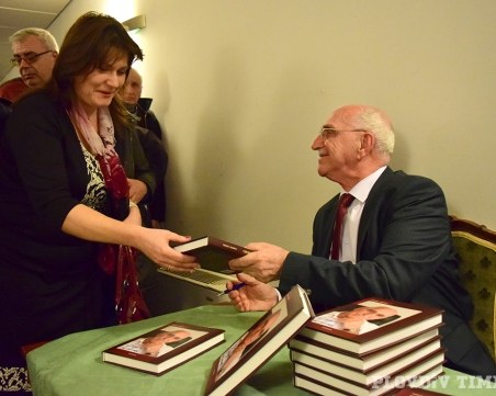 Дългогодишният мениджър на КЦМ инж. Никола Добрев събра спомените си в книга