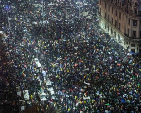 Многохиляден протест срещу корупцията в Румъния, има сблъсъци СНИМКИ