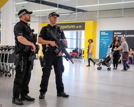 Въоръжени полицаи арестуваха пилот на лондонско летище, миришел на алкохол