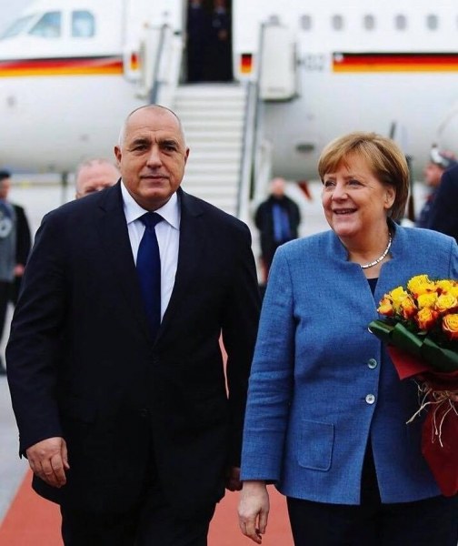 Ангела Меркел пристигна в България, Борисов я чака с рози ВИДЕО