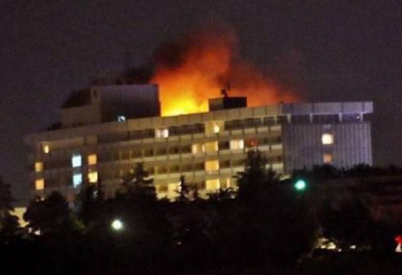 Атака в луксозен хотел в Кабул! Има загинали, нападателите държат заложници