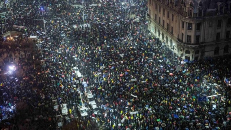 Многохиляден протест срещу корупцията в Румъния, има сблъсъци СНИМКИ