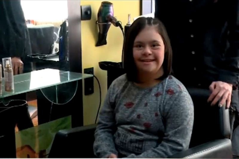 Момиче със синдрома на Даун дари косата си на онкоболно дете