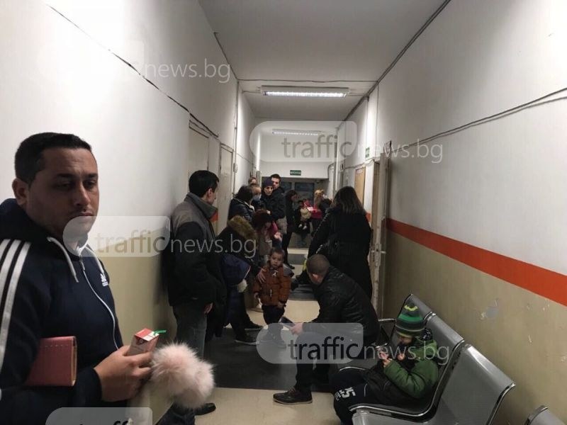 Спешните кабинети в Пловдив са препълнени, болни чакат с часове СНИМКА