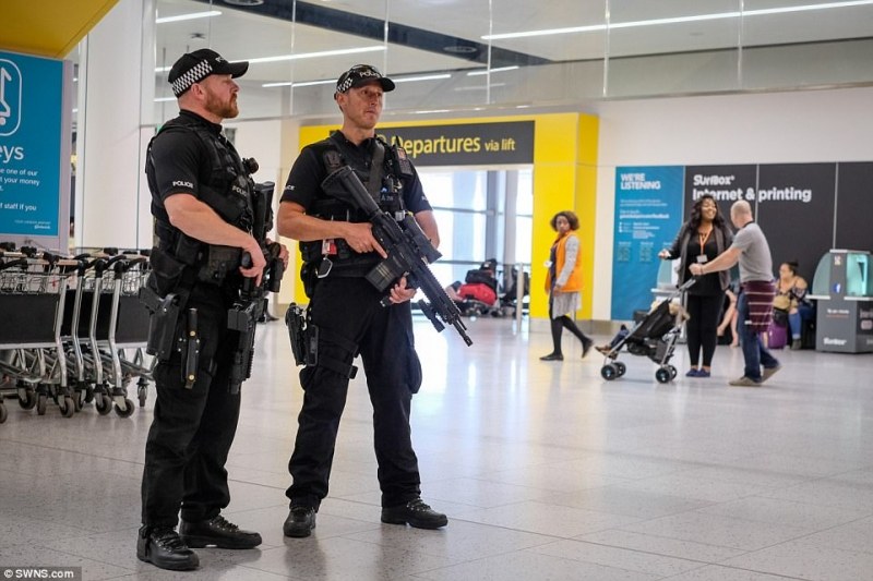 Въоръжени полицаи арестуваха пилот на лондонско летище, миришел на алкохол