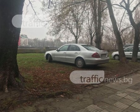 Автомобили налазиха в тревата до булевард 