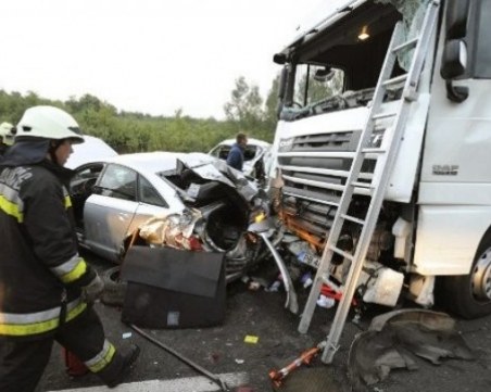 Българин е в тежко състояния след меле на пътя в Унгария