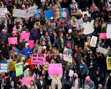 Стотици хиляди американци скочиха на протест срещу Тръмп СНИМКИ