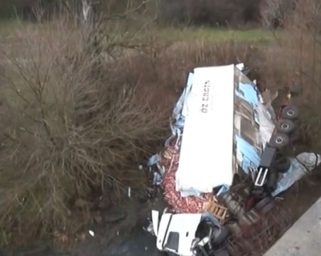 Тир излетя от мост и падна върху река СНИМКА