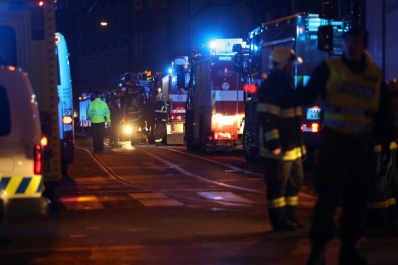 Голям пожар избухна в хотел в центъра на Прага, има загинали СНИМКИ