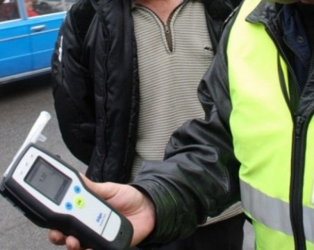 Едни с бензин, а други с алкохол в кръвта! Четирима преспаха в арестите на Първомай, Хисаря и Раковски