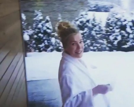 Гала се хвърли чисто гола в снега ВИДЕО и СНИМКИ