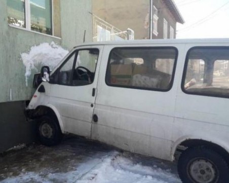 Микробус без шофьор се вряза в къща в Баня СНИМКА