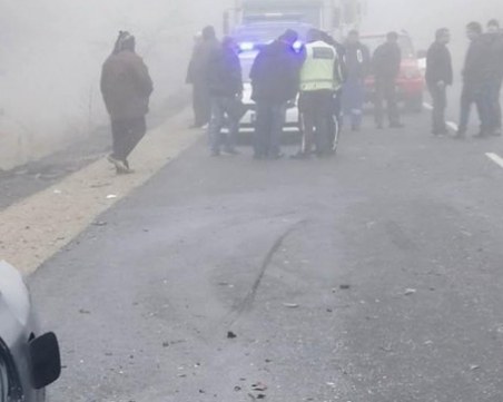 Още една жертва от жестоката катастрофа между кола и бус
